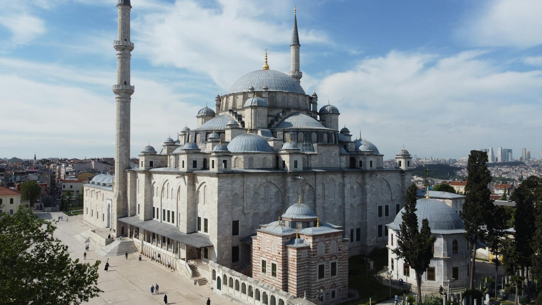 Fatih Mosque courtyards and the tomb of the Conqueror with local visiting tips and etiquette