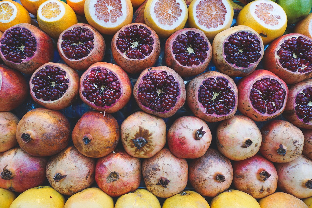 Halved pomegranates and oranges displayed at an authentic Istanbul street juice stall.