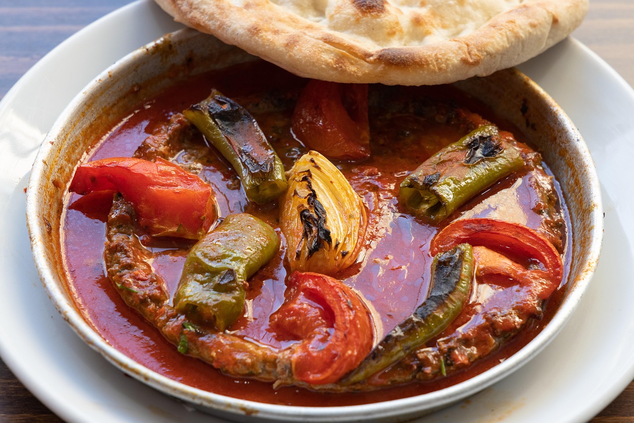 Traditional Hatay style tepsi kebabi baked with tomatoes and peppers in a pan.